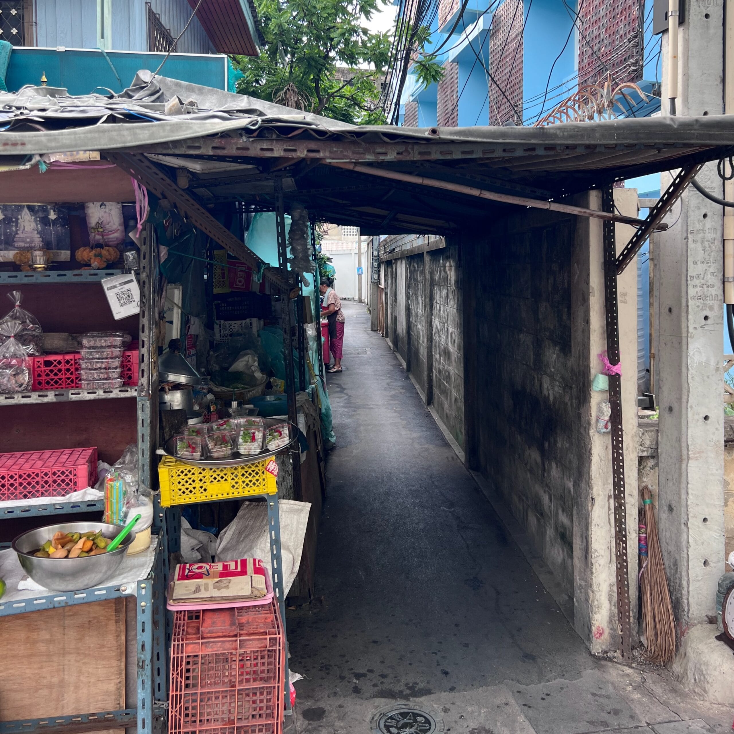 Narrow alleyway between a wall and Street Café