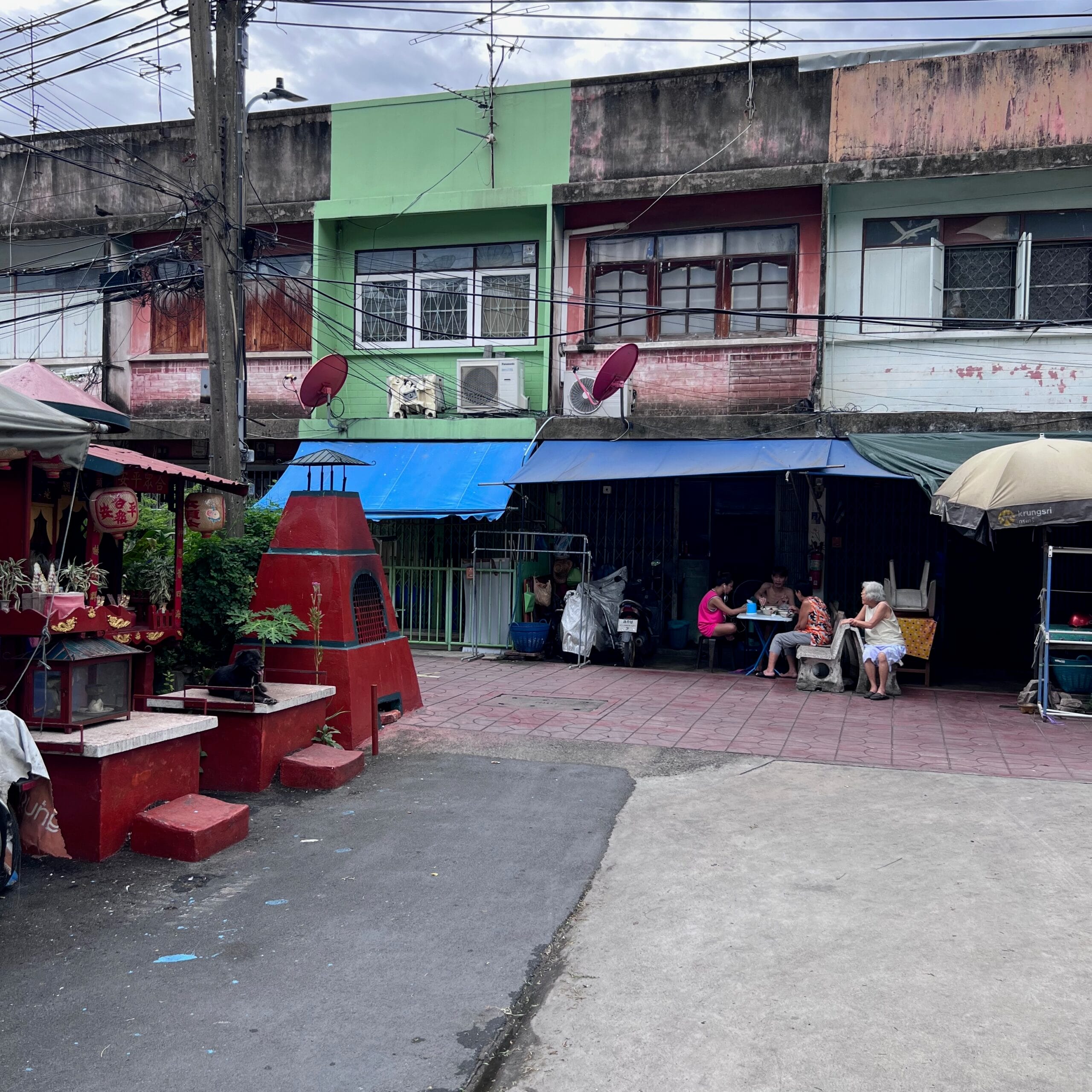 Narrow lanes and alleys in Bangkok