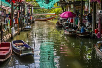 Small boats at Wat Saphan Floating Market